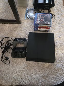 Ps4 comes with 2 controllers 9 games