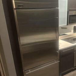 GE STAINLESS STEEL MONOGRAM REFRIGERATOR/FREEZER - Working But Not Well, Better For Repair, Parts, Scrap