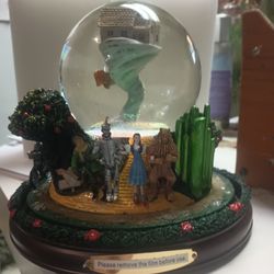 The Land Of Oz Glitter Globe Bradford Exchange