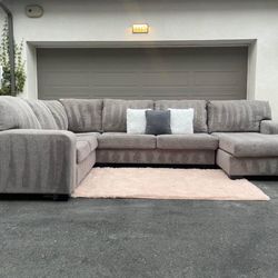 Huge Light Grey Sectional Couch Sofa From Ashley Furniture In Excellent Condition - FREE DELIVERY 🚛