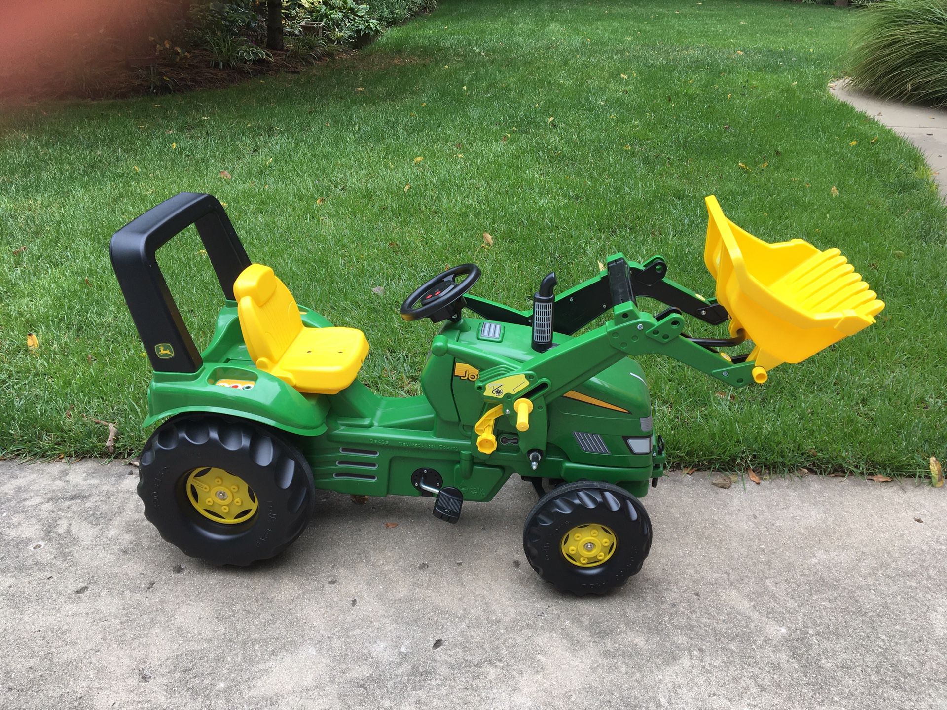 John Deere Pedal Tractor w/Working front loader