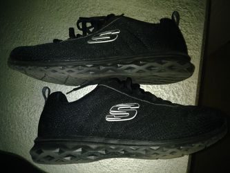 Like new worn 2 times. Mens kids sketchers. Size 8 20$