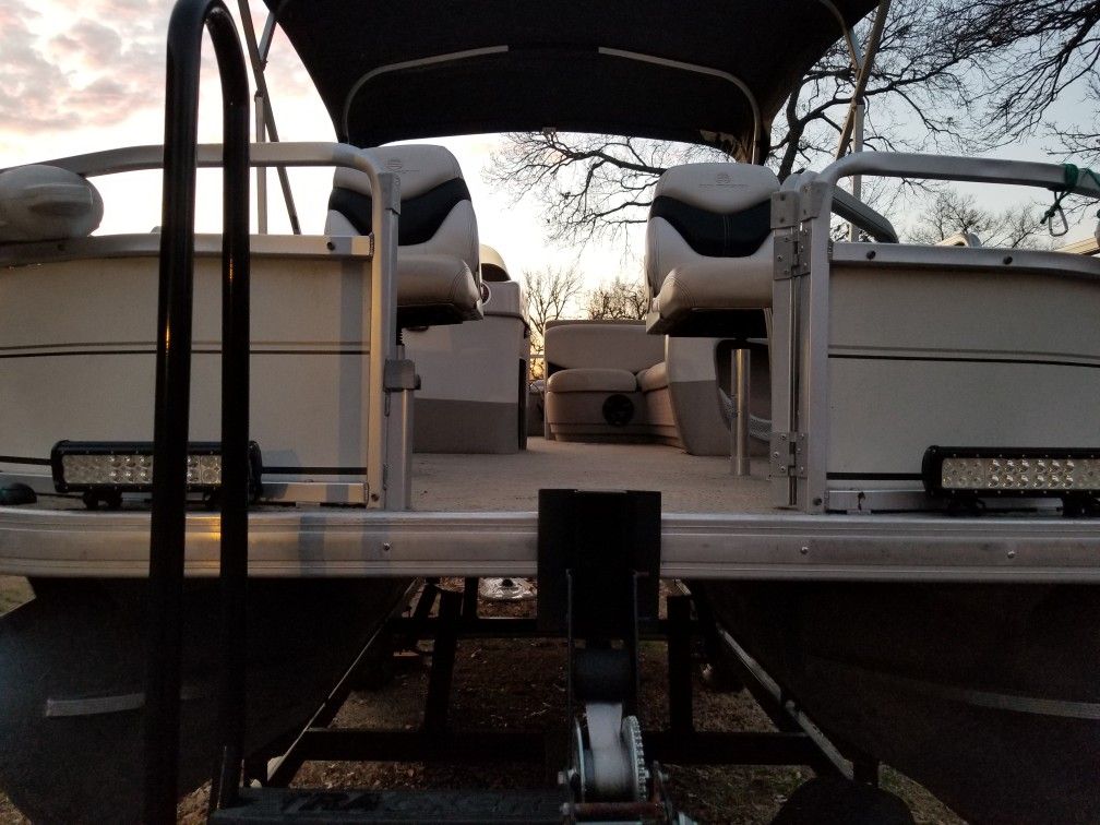 2006 Signature Series Suntracker pontoon boat for Sale in Emory, TX