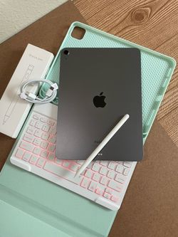 Apple iPad Air 5th Generation (M1 chip / 2022) 64GB with keyboard, pencil & Accessories
