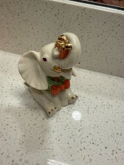 Lenox yuletide elephant Christmas Figurine with Wreath & Present