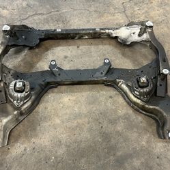 BMW E90 E92 328i FRONT AXLE CARRIER SUB FRAME