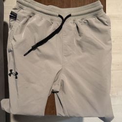 UNDER ARMOUR PANTS MEDIUM SIZE 