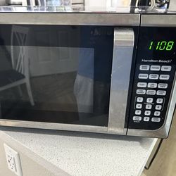 Hamilton Beach 0.9 Cu Ft 900W Countertop Microwave - Works Perfectly