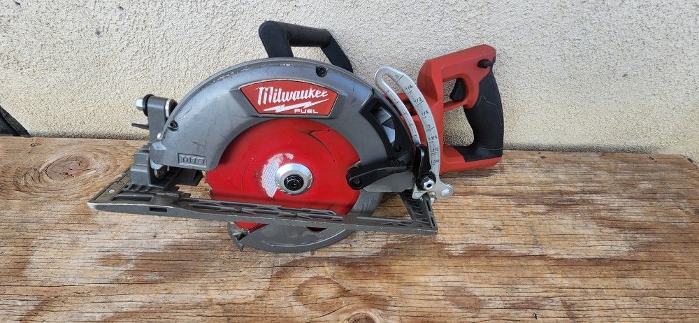 Milwaukee Skillsaw 7 1/2 Blade Tool Only