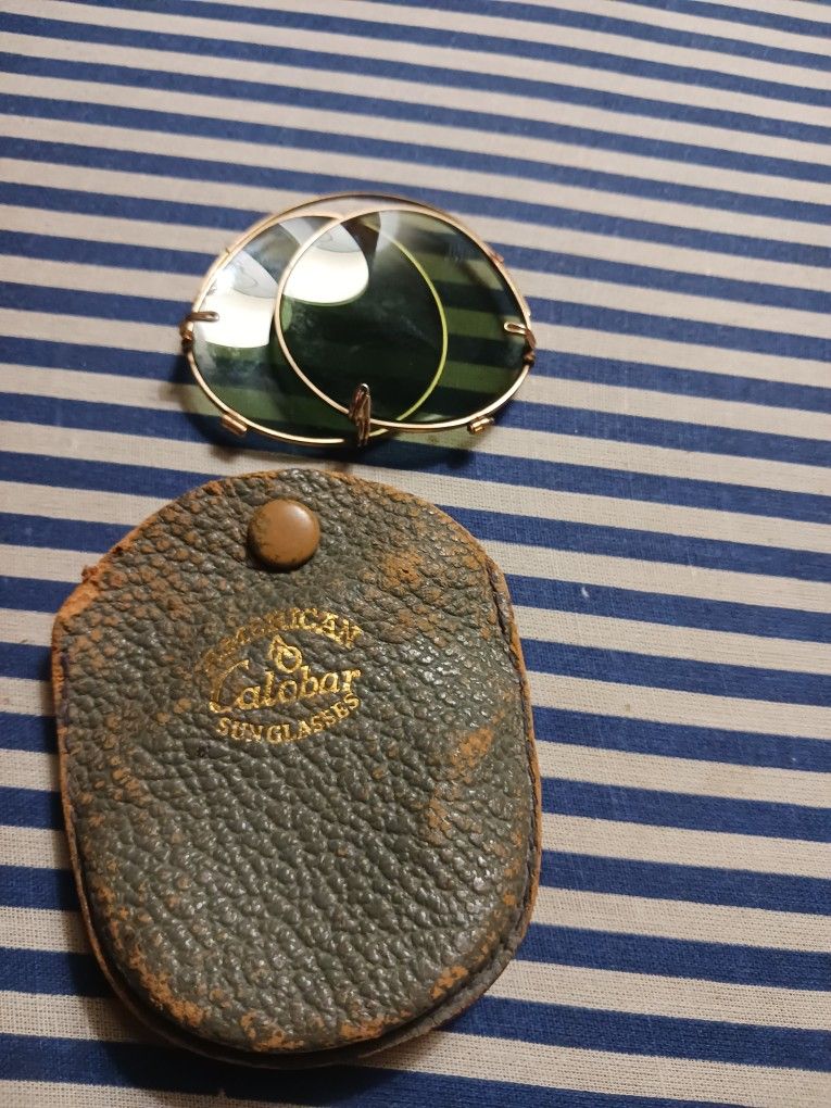 Vintage American Optical Calobar
Clip On Sunglasses
Unisex