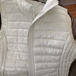Tommy Hilfiger Vest  $50  Large  Never Worn