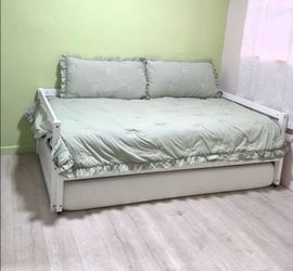 Move out sale, beautiful bedroom set