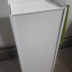 Spring-Loaded Vertical Drink Vendor Display