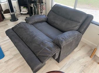 Oversized recliner - Excellent Condition!