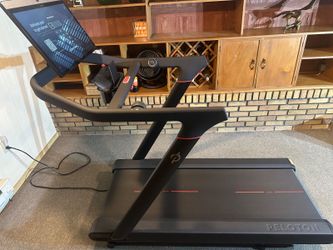 2021 Peloton Tread Excellent Condition Low Usage Includes Workout Mat - Martins Creek, PA