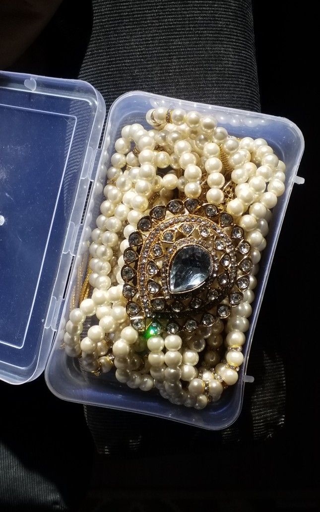 Faux pearl Necklace with Royal Brooch