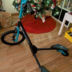 Razor DeltaaWing 3 Wheeled Body Powered Scooter