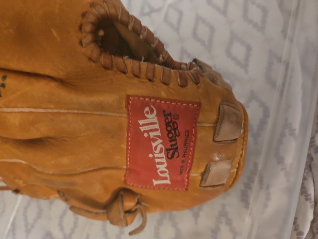 Louisville Slugger 13 Inch Glove