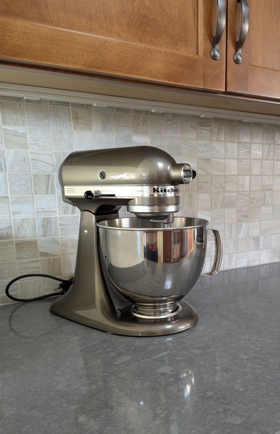 KitchenAid Artisan tilt-head 5qt stand mixer (KSM150) with extra bowl