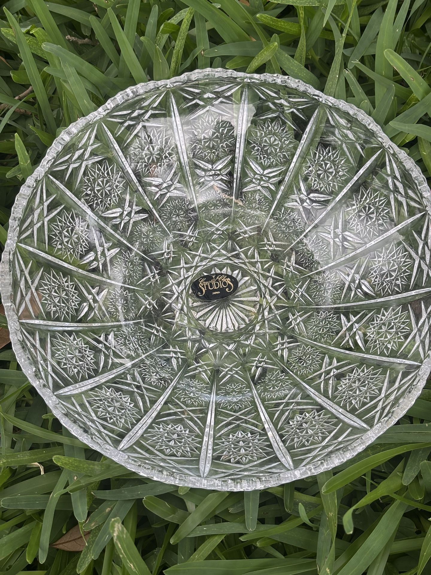 STARBURST -Crystal clear Studios-20 yrs old - 10$ Vintage Glass Bowl Intricate patterned glass bowl. 20 yrs old Pick up location is surrounded by