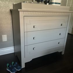 Crib And Drawer Set With Changing Table 