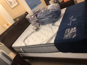 Brown queen size solid wood bedroom set