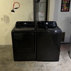 Electric dryer light 220V and washer machine regular plug 🔌 everything works we deliver