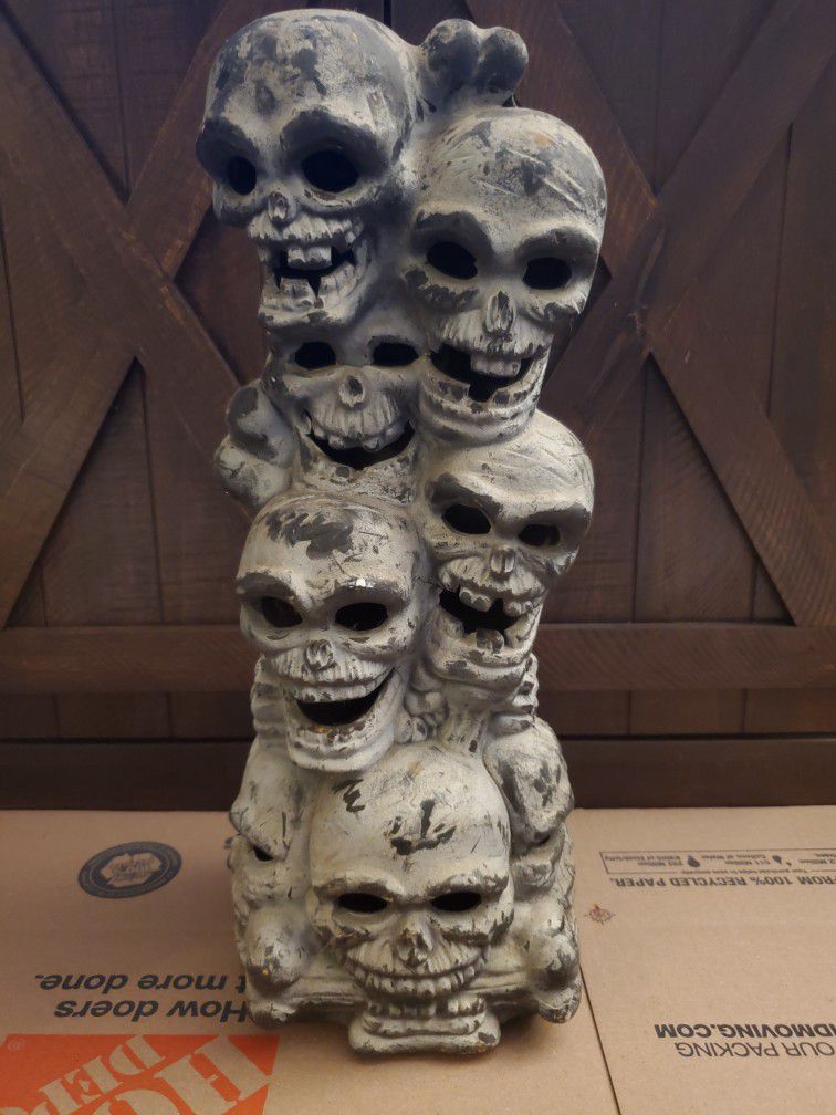 1993 Trendmasters Stacked up Skulls Totem Pole 18"  Blow Mold Halloween no cord
