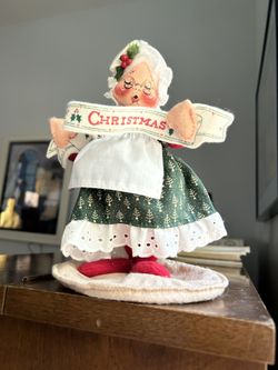 Annalee woman holding merry Christmas sign