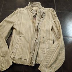 RARE WOMANS NATURAL DENIMM JACKET MADE IN MORRCO. SIZE MED.  OR   38.  2 POCKETS. CROPED. COLLAR. SNAPS. ANN  Z IPPER