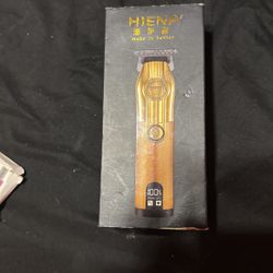 Hiena Man Hair Cutting