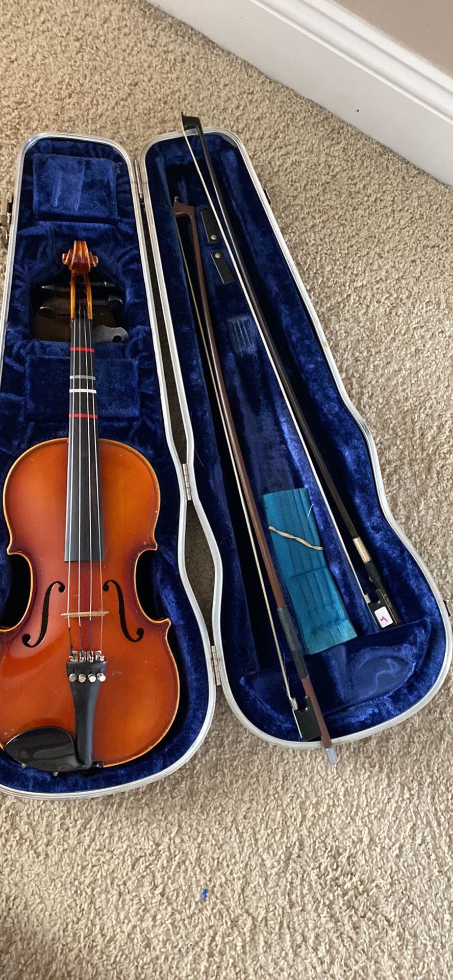 Violin 3/4 With Two Bows And Hard Top Case