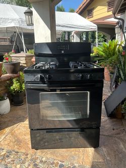 Estufa Kenmore negra de gas