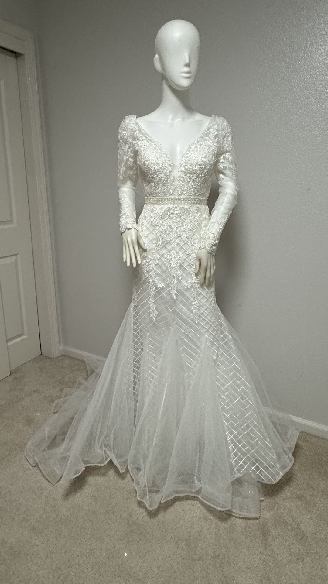 Brandnew Beautiful Wedding Gown Size Small Retail Value $2,199 + Tax 