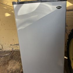 Sanyo Mini Refrigerator 
