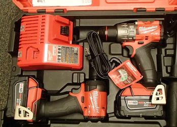 Milwaukee 3697-22 M18 FUEL 18V 2-Tool Combo Kit (Hammer Drill & Impact Driver)