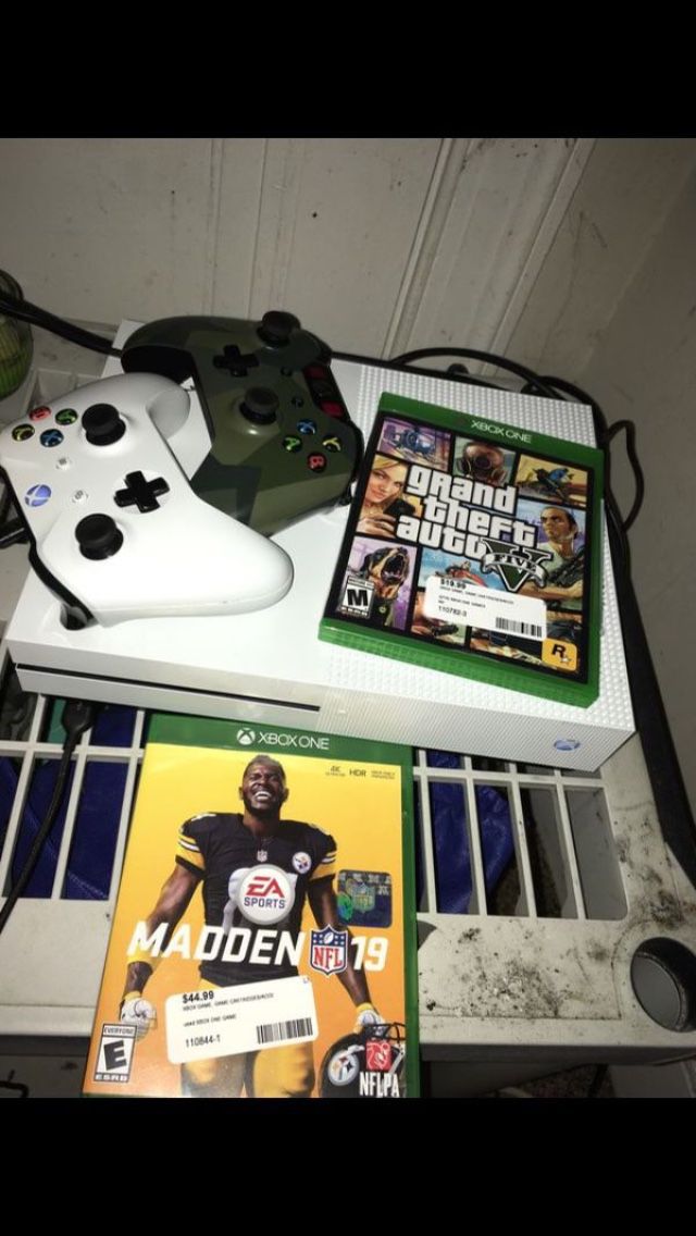 Xbox one with madden 19 and gta and 2controllers !!!!!