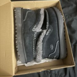 Women’s Uggs Size 10