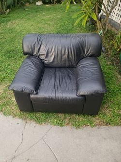 FREE 💥 BLACK leather couch