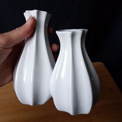 VINTAGE DOUBLE WHITE FLOWER BUD VASE Ribbed Sculpted Conjoined Glazed Ceramic Small (6"x6"x3")