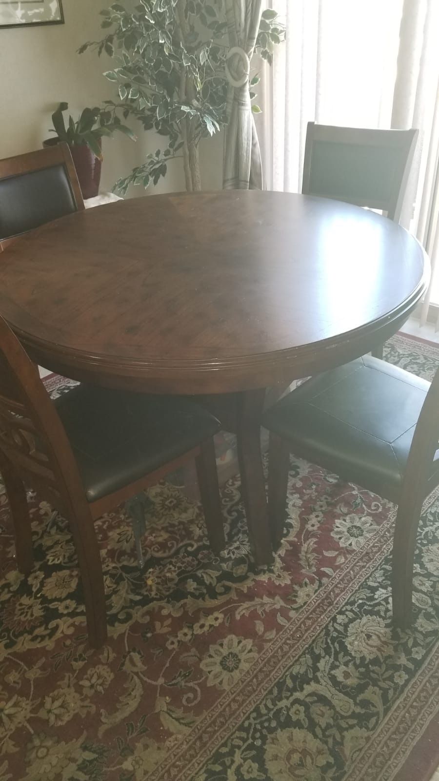 Dining table se, excellent condition, no scratches, as good as new.