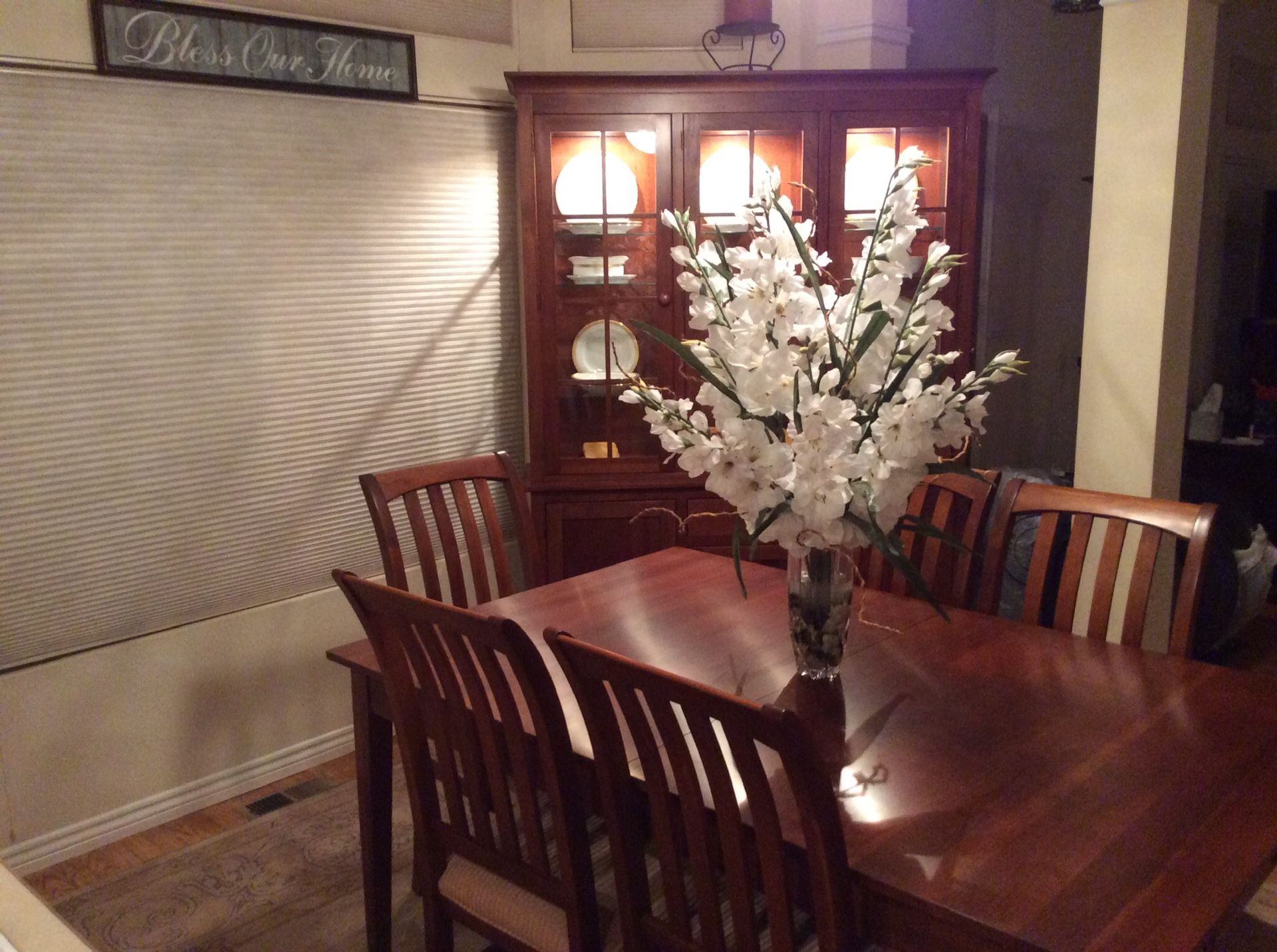Ethan Allen American Impression Dinning Table/6 Chairs & China Cabinet