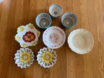 Set of 8 porcelain flower pattern plates bowls