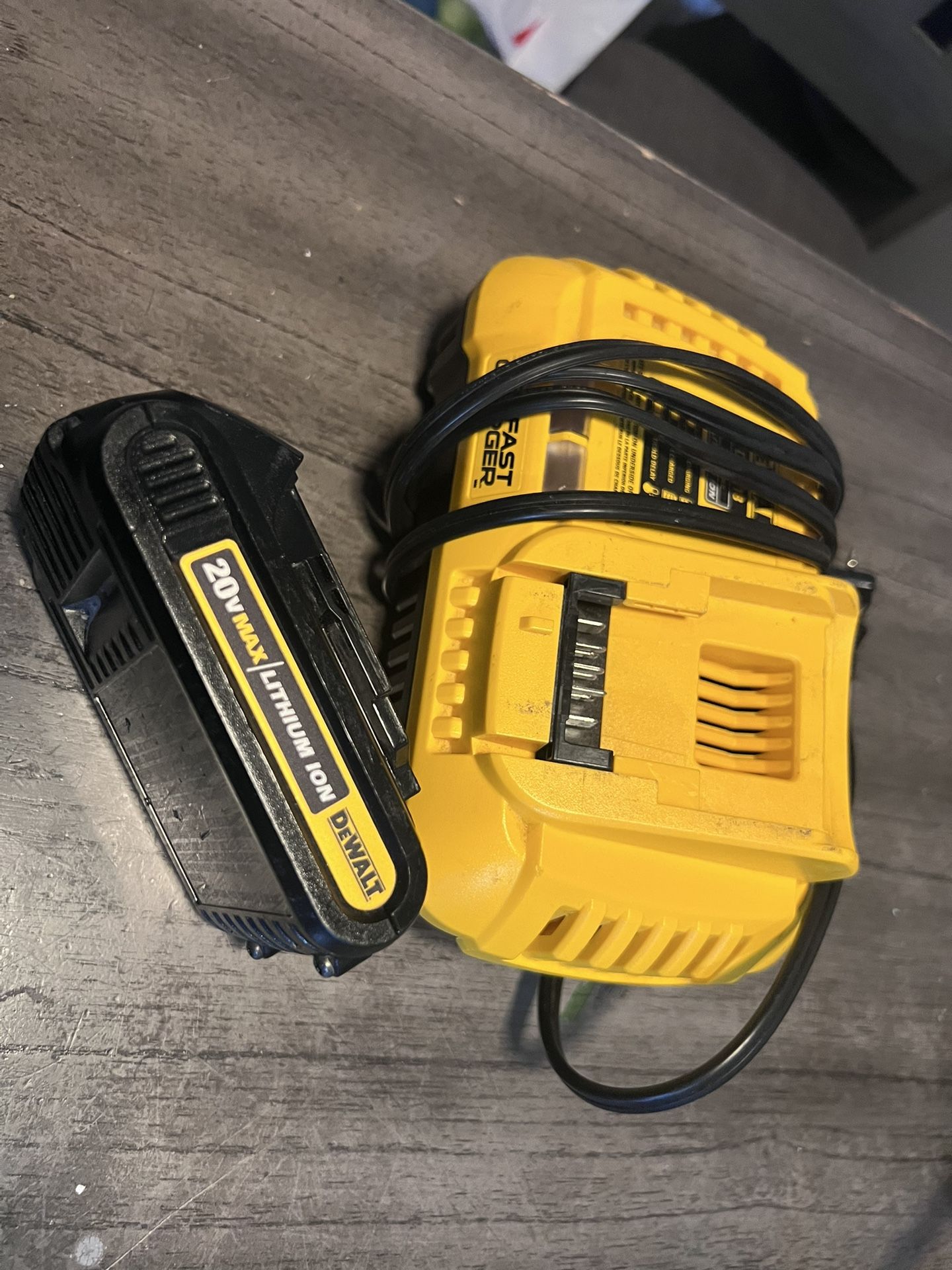 DE WALT FAST CHARGE BATTERY CHARGER WITH BATTERY