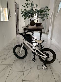 Bicycle with training wheels
