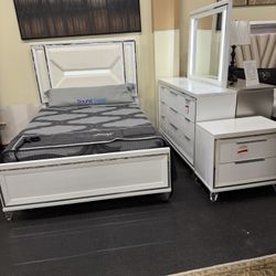 Queen Bed Room Set( Includes Queen Bed Frame, Dresser, Mirror, 1 Night Stand) 