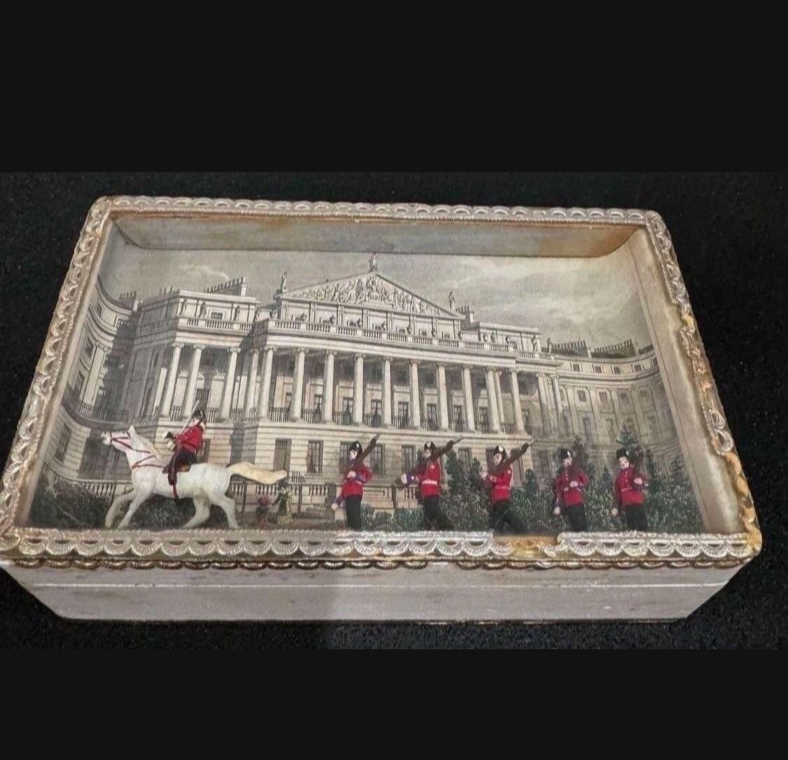 RARE vintage buckingham palace wooden box trinket jewelry box collectible Approx 6” x 4” x 2” This vintage Buckingham Palace wooden box is a must-ha