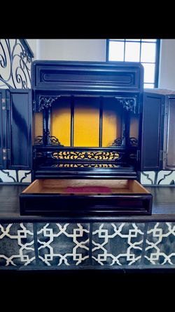 Vintage Japanese Butsudan Shrine in Excellent Condition