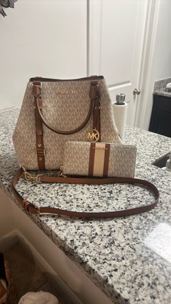 Michael Kors tote bag with matching wallet