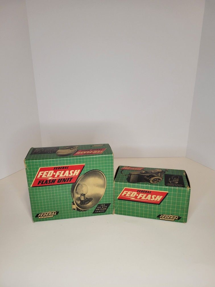 Vintage Fed Flash Camera WITH Flash and Instructions